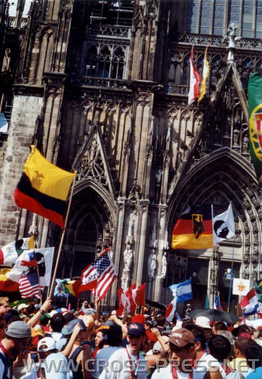 2005.08.18.-leute und papstsessel Das Papstwappen vor der Dompforte.